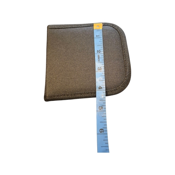 Compact Sewing Kit with Multicolor Threads - Picture 3 of 3